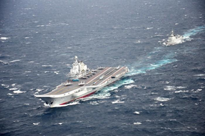 辽宁舰航母编队参与围岛演习，日常温暖与演习中的陪伴