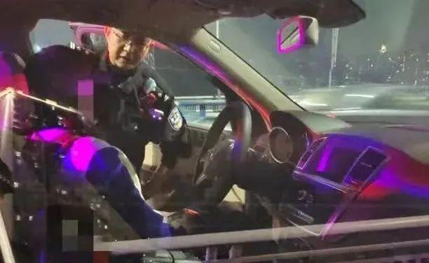 民警合力救下跳桥男子，英勇救援背后的故事与启示