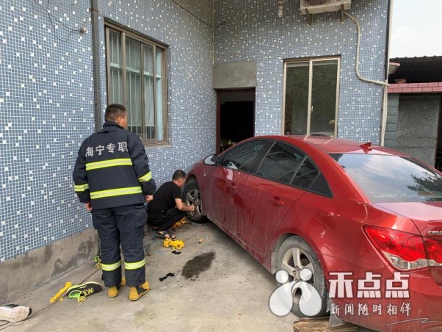 轿车自燃爷孙遇险，众人英勇施救脱险记