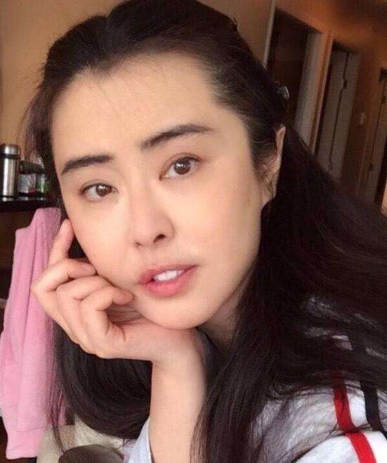 揭秘明星小七的时尚风采，最新近照片展示其魅力不减的风采