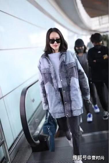 王丽坤机场最新照片，旅途中的小温馨与友情的纽带