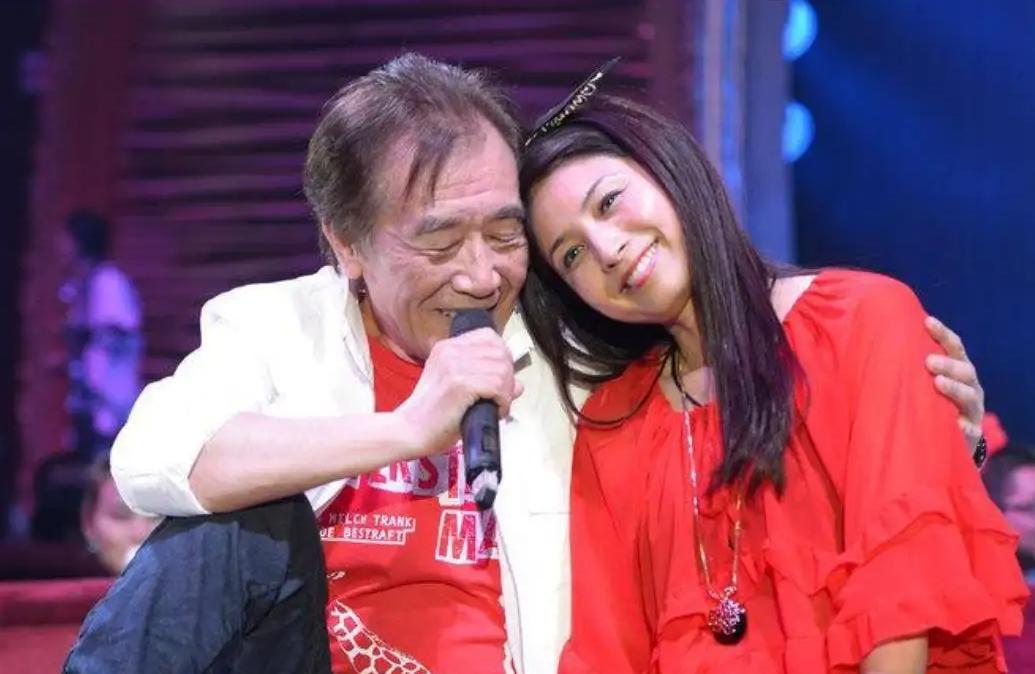 性感美女图片，闺蜜时尚之旅与爱的纽带