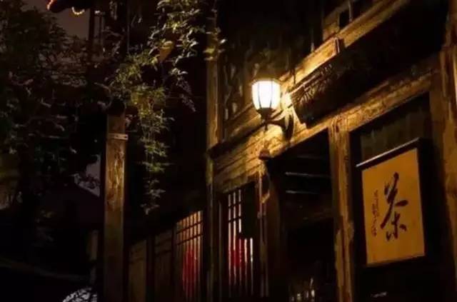 IU最新动态揭秘，小巷深处的特色小店，独特风味令人陶醉！