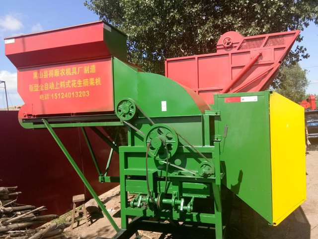 最新自走式花生摘果机介绍及特点分析